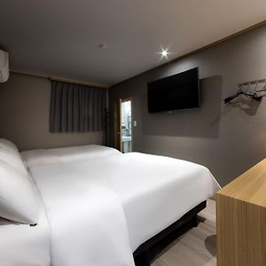 Habitación Familiar Estándar con 2 Camas Individuales